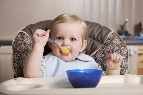 娱乐吃瓜君宝宝倒水